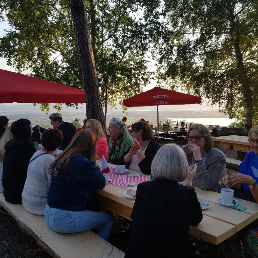 Frauen sitzen im Garten im Restaurant Rosinli